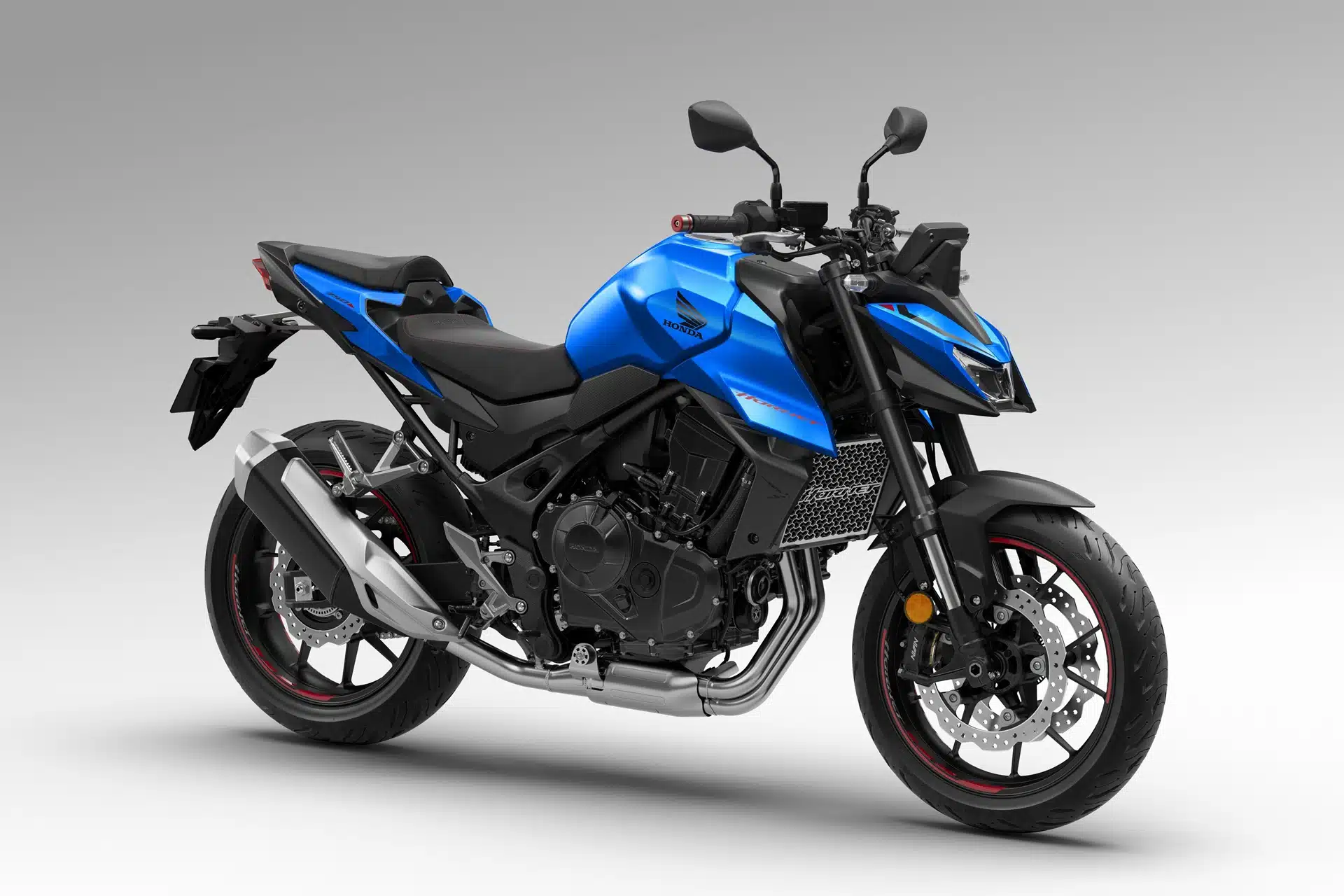 como-llegar-mejor-al-suelo-en-la-honda-cb750-hornet-2025