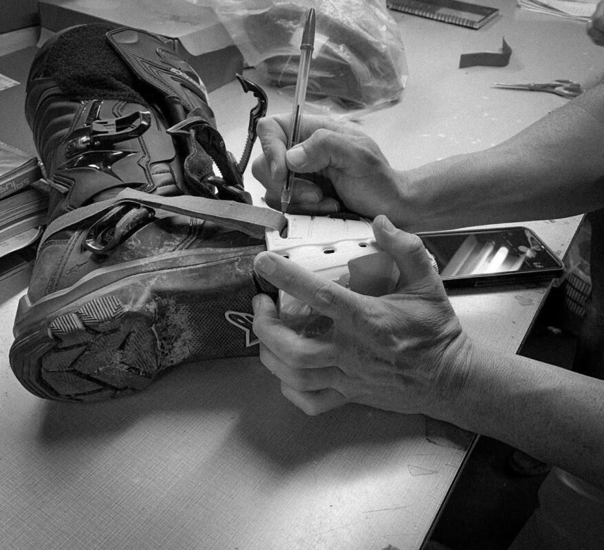 Boceto de Upbikers dibujado sobre una bota