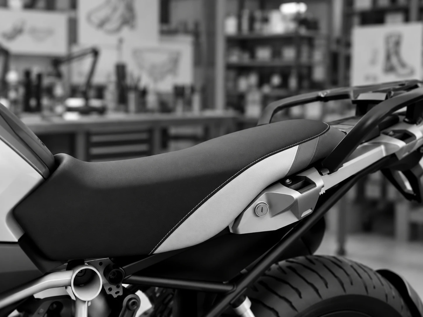 Sillín de moto en el taller